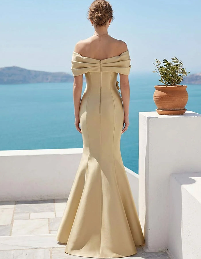 Abito lungo in raso color champagne, con spalle scoperte e fiori 3D