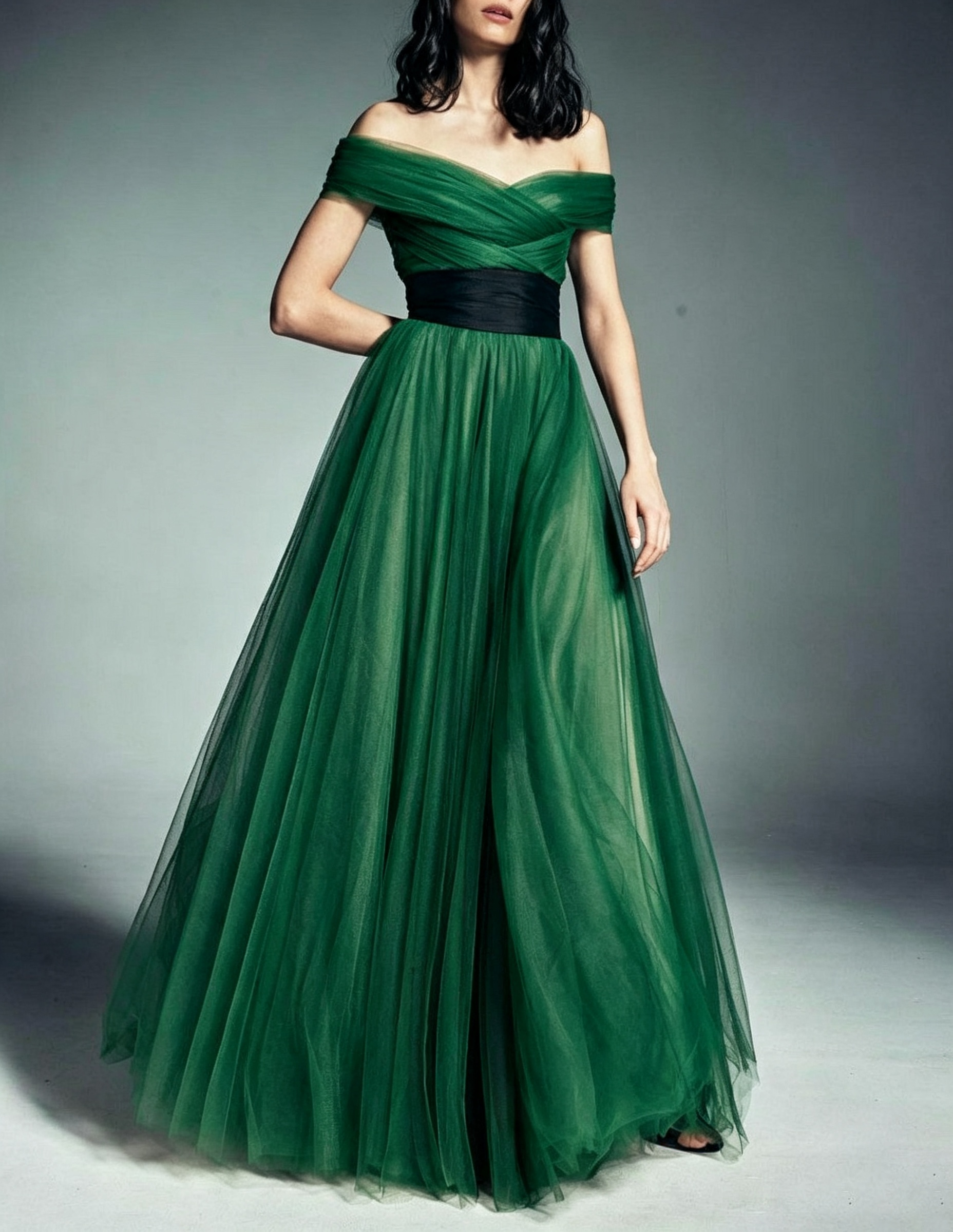 Vestido de noite maxi evasé, de tule, com faixa de contraste e decote de ombros descobertos