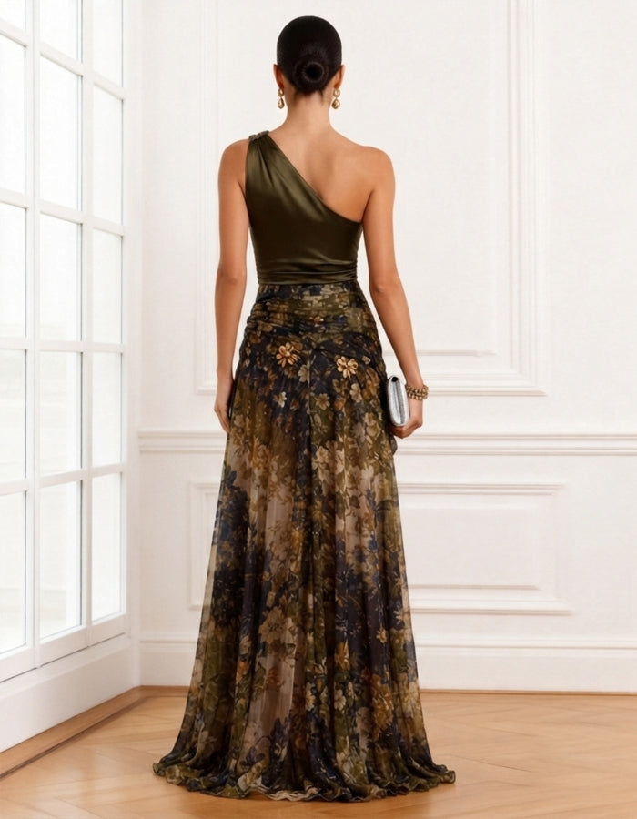 Abito maxi verde oliva satinato con design monospalla, stampa in chiffon e spacco