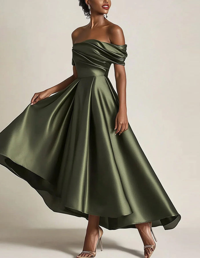 Olivgrünes Satin-Maxikleid mit schulterfreiem Ausschnitt und plissiertem Saum