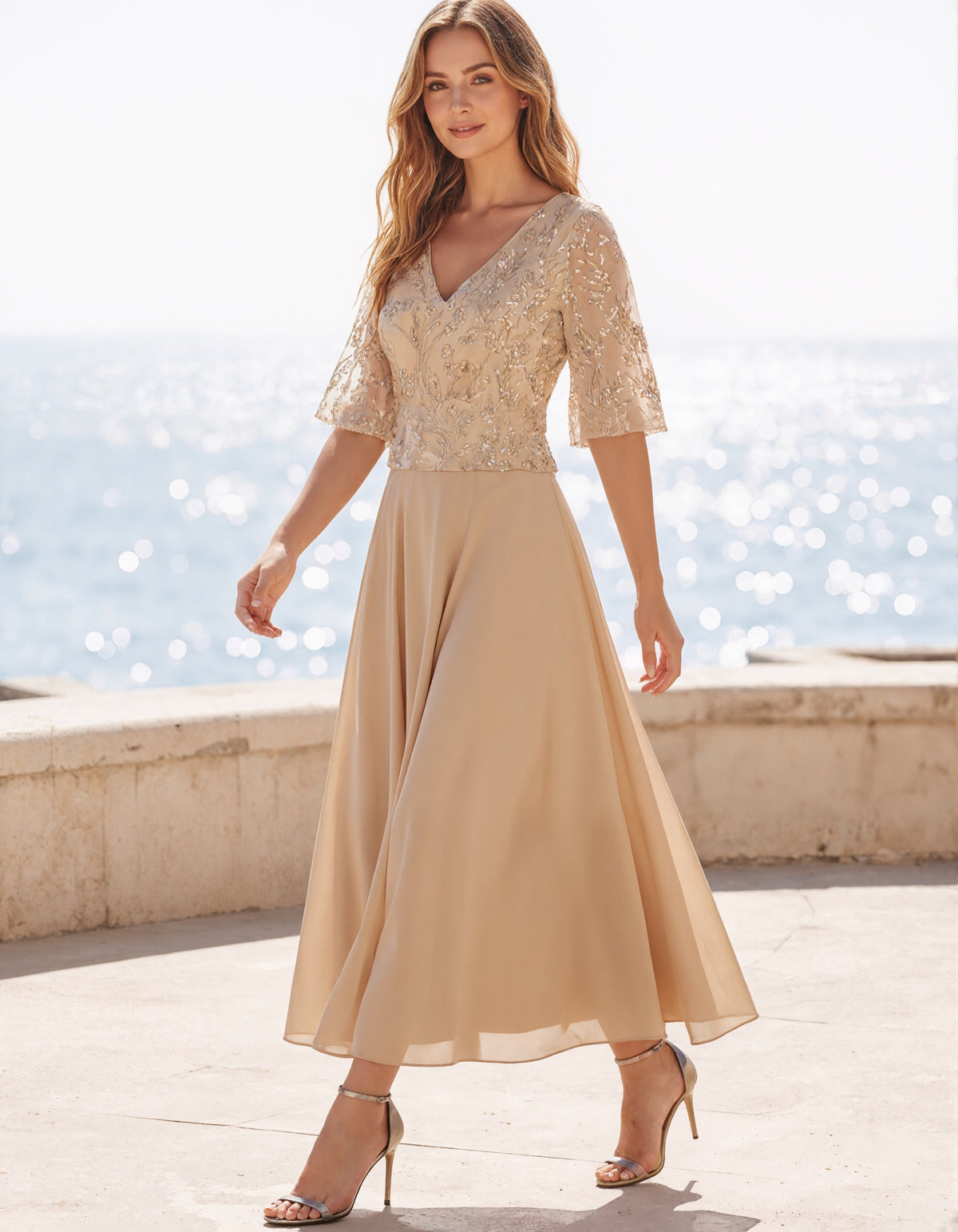 Vestido largo de gasa con lentejuelas, mangas con volantes, escote en V y color champán