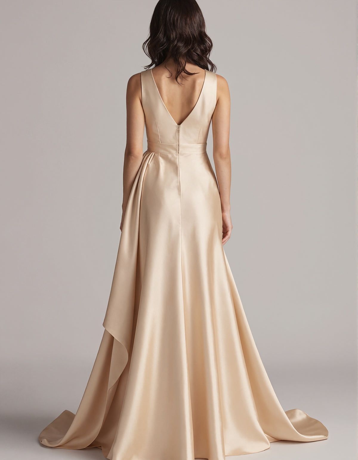 Einfarbiges ärmelloses Satin-Maxikleid mit tiefem V-Ausschnitt