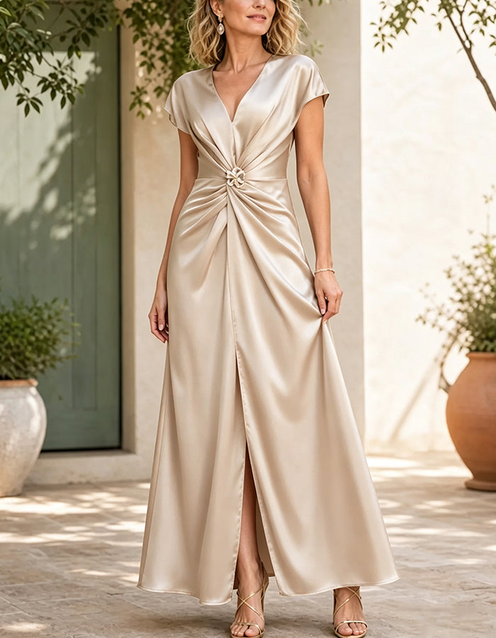 Maxikleid aus Satin mit V-Ausschnitt, kurzen Ärmeln, Taillenknoten und Schlitz