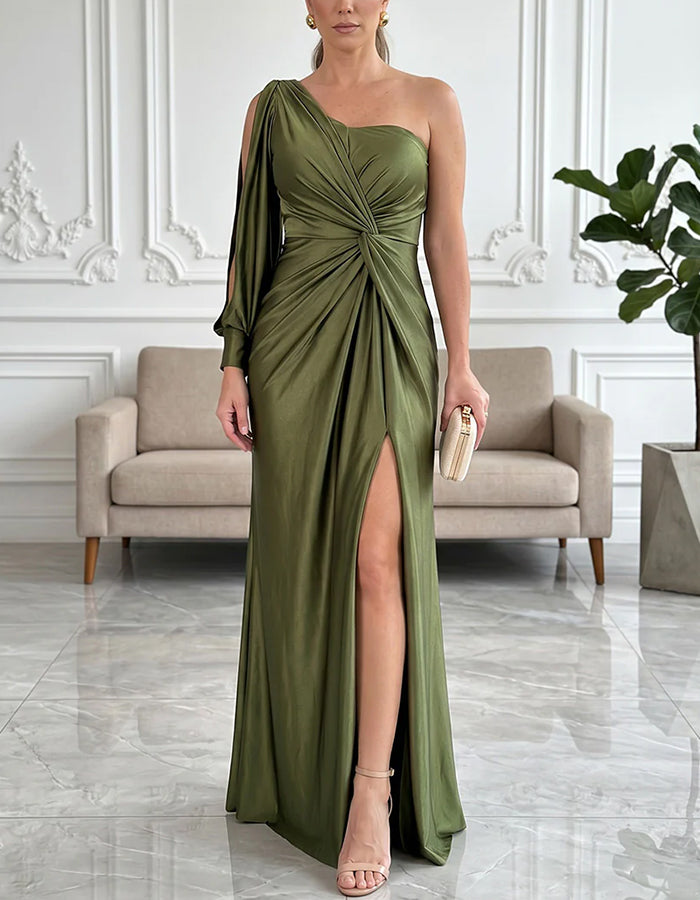 Vestido largo de satén verde oliva, de un solo hombro, con cintura drapeada y abertura alta