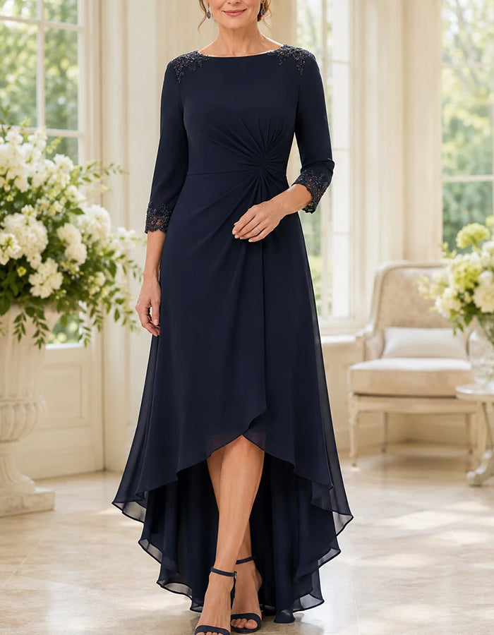 Vestido maxi de gasa azul marino con ribete de encaje, mangas 3/4 y dobladillo asimétrico.