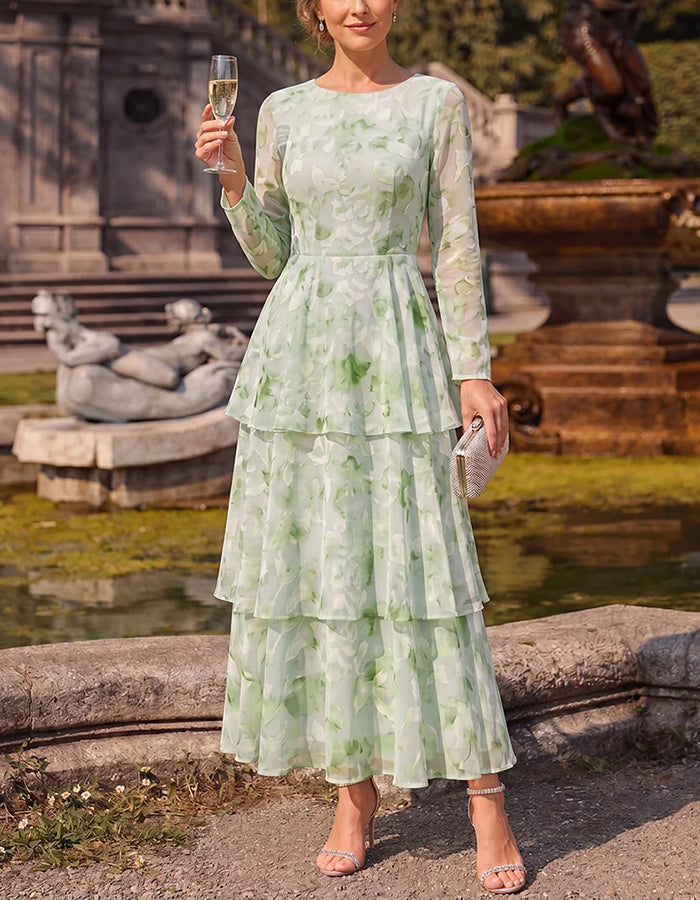 Vestido maxi de chiffon verde com decote redondo, mangas compridas, estampado floral e saia em camadas