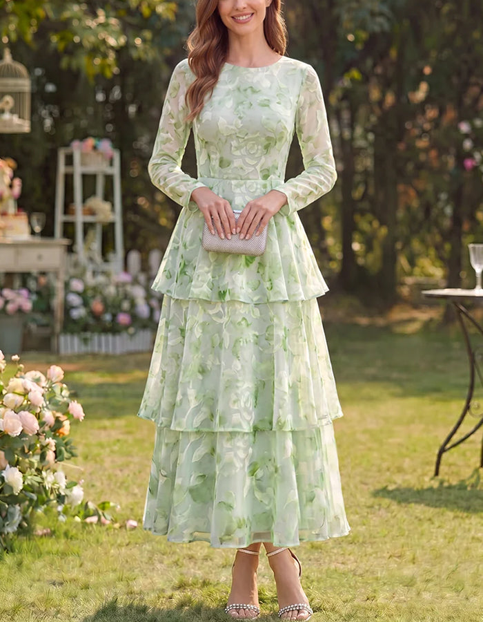 Vestido maxi de chiffon verde com decote redondo, mangas compridas, estampado floral e saia em camadas