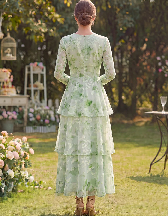 Vestido maxi de chiffon verde com decote redondo, mangas compridas, estampado floral e saia em camadas