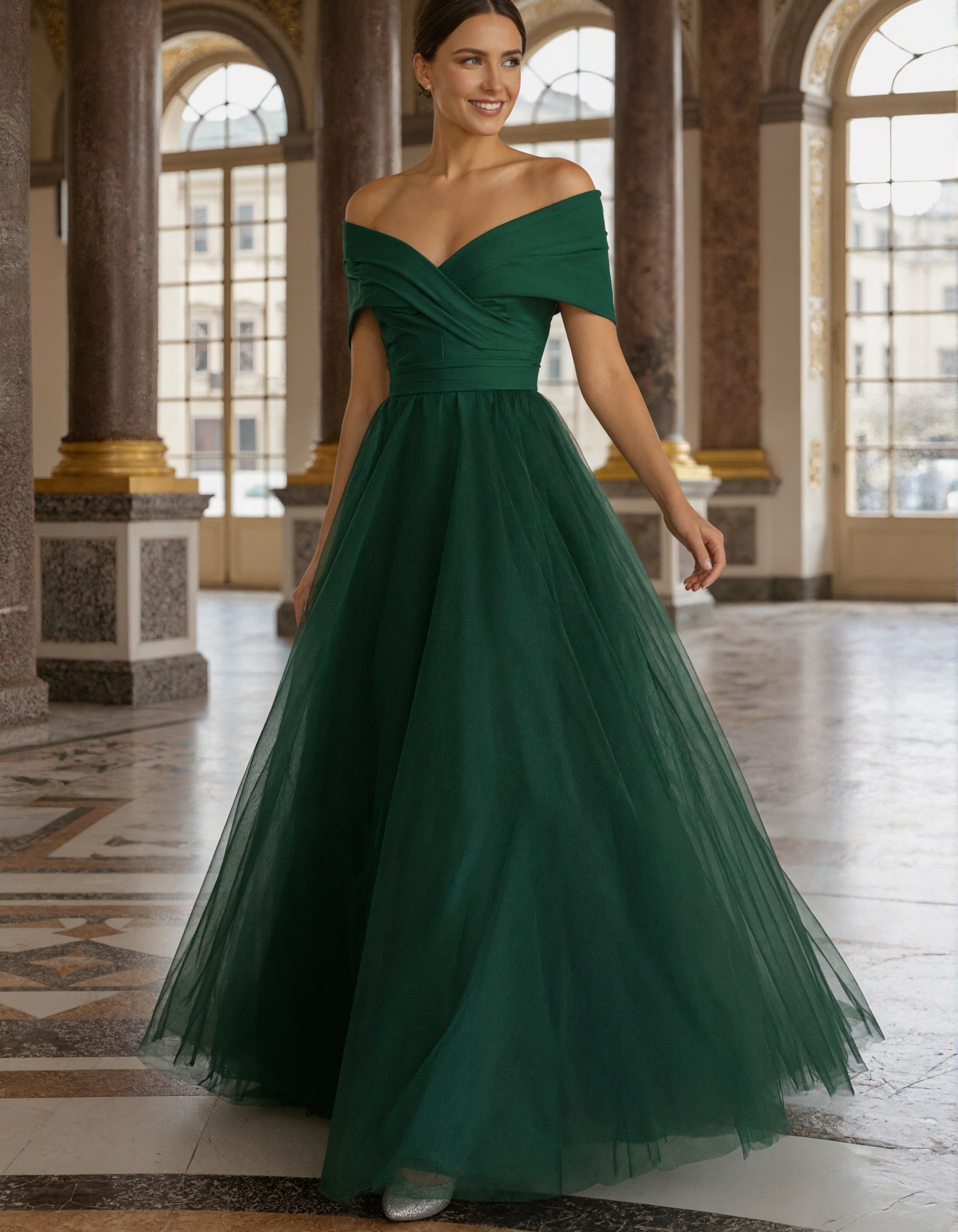 Abito lungo verde in tulle con spalle scoperte