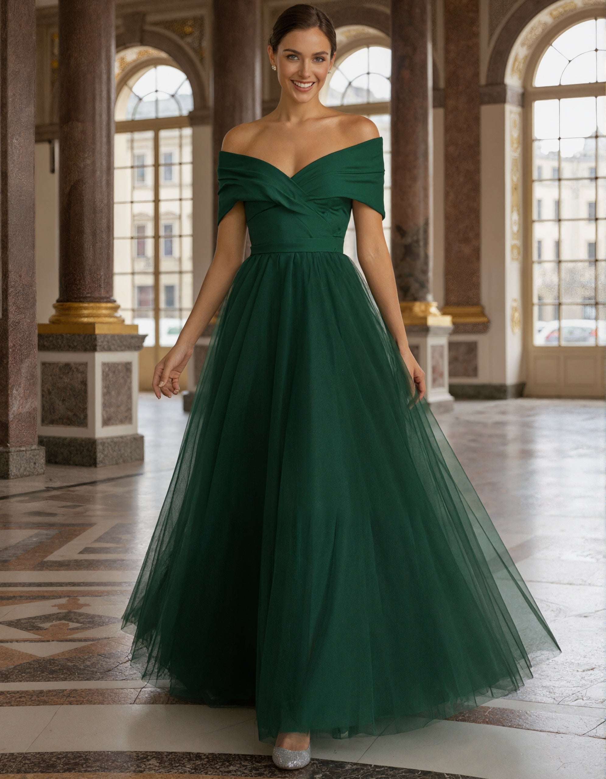 Abito lungo verde in tulle con spalle scoperte