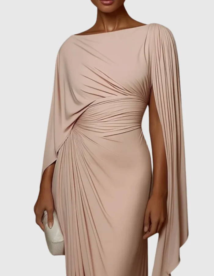 Vestido de noite maxi em malha plissada, com decote barco e mangas tipo xaile