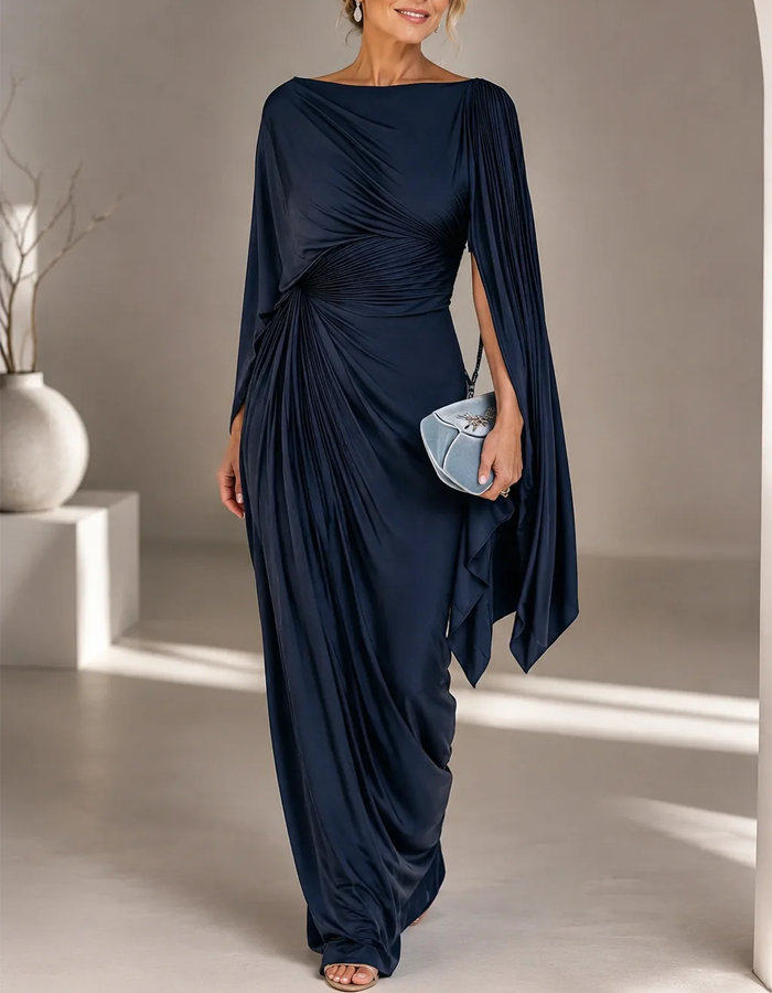 Vestido de noite maxi em malha plissada, com decote barco e mangas tipo xaile