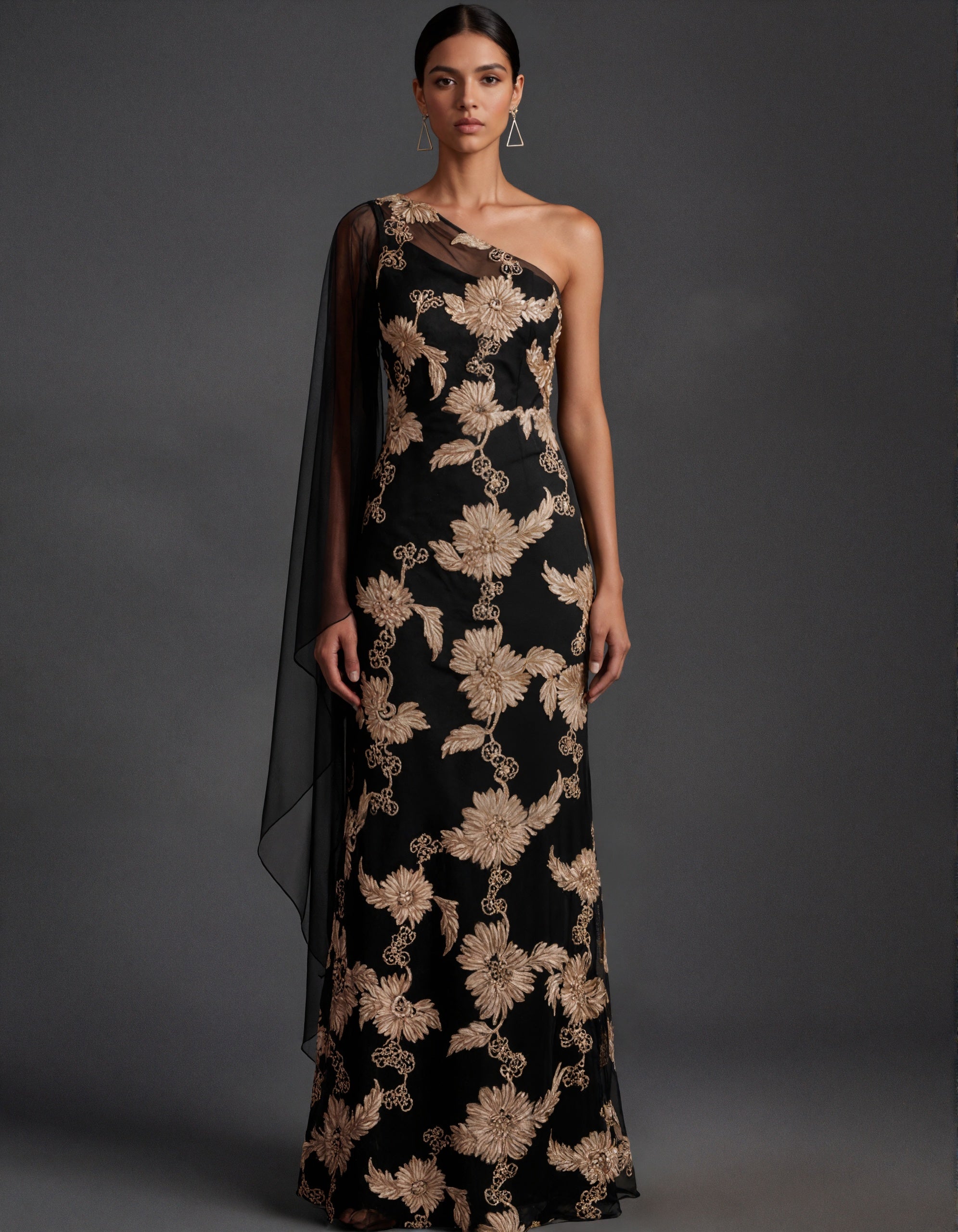 Robe longue noire avec châle en tulle asymétrique et broderies florales dorées