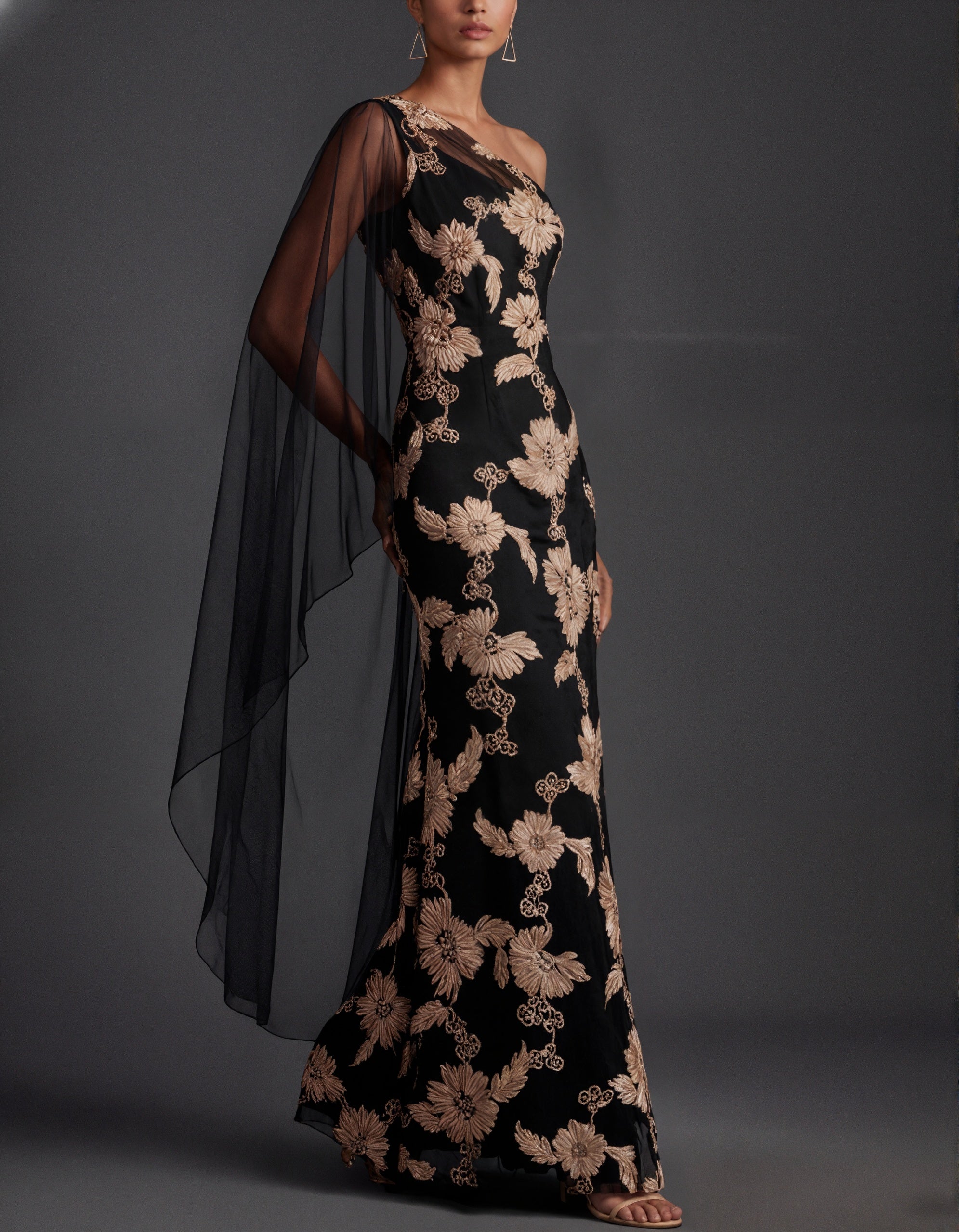 Robe longue noire avec châle en tulle asymétrique et broderies florales dorées