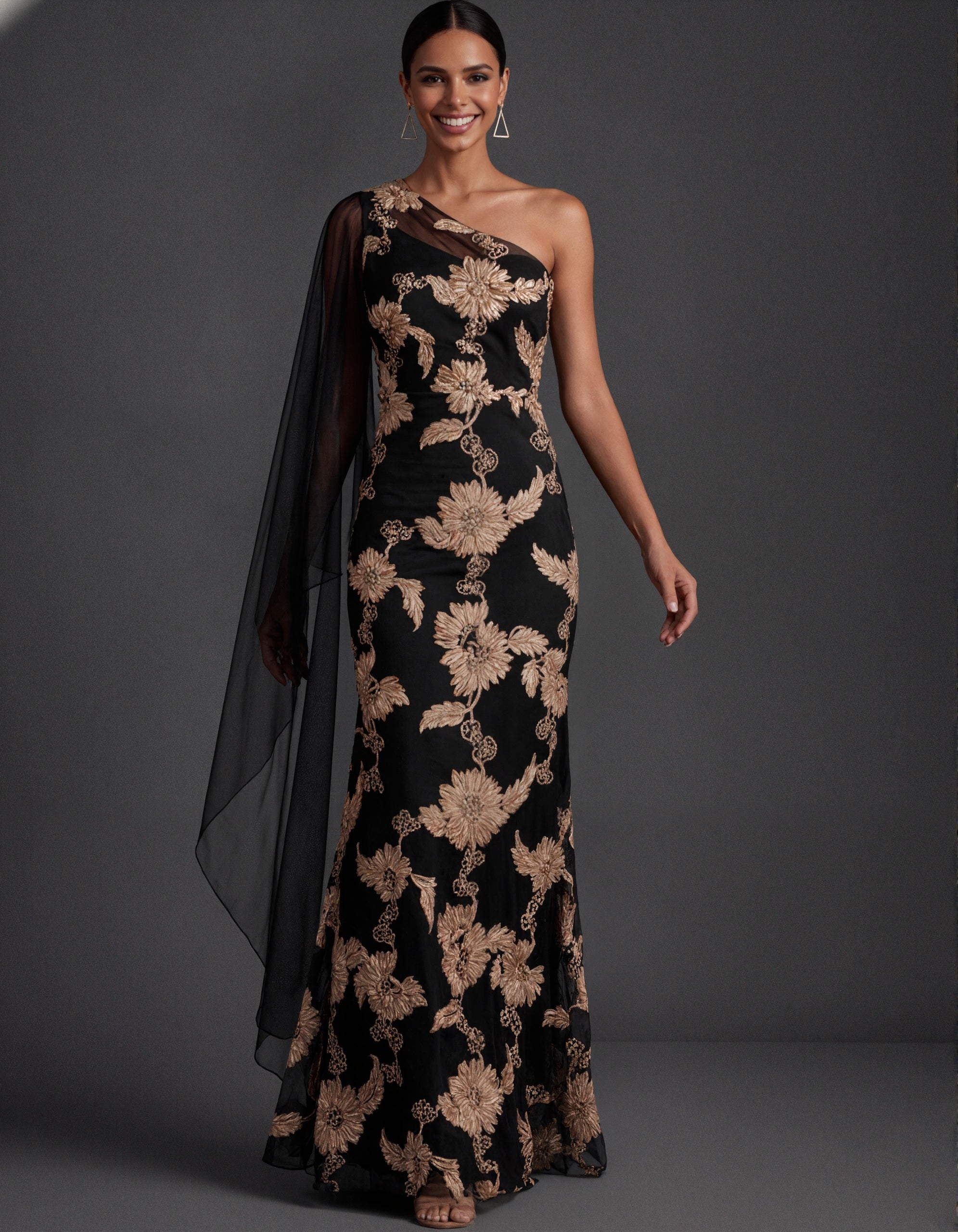 Robe longue noire avec châle en tulle asymétrique et broderies florales dorées