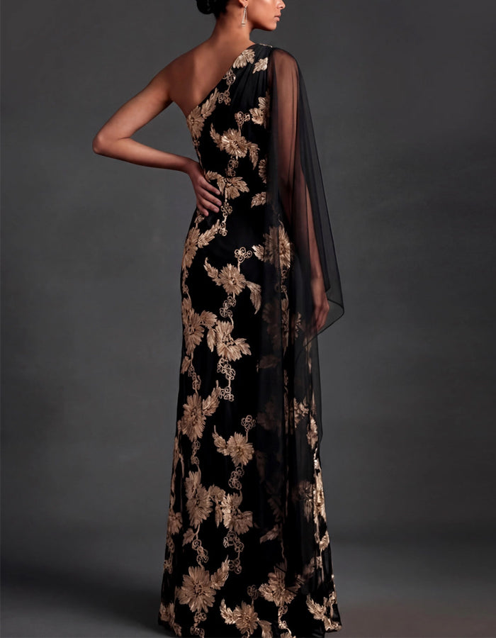 Robe longue noire avec châle en tulle asymétrique et broderies florales dorées