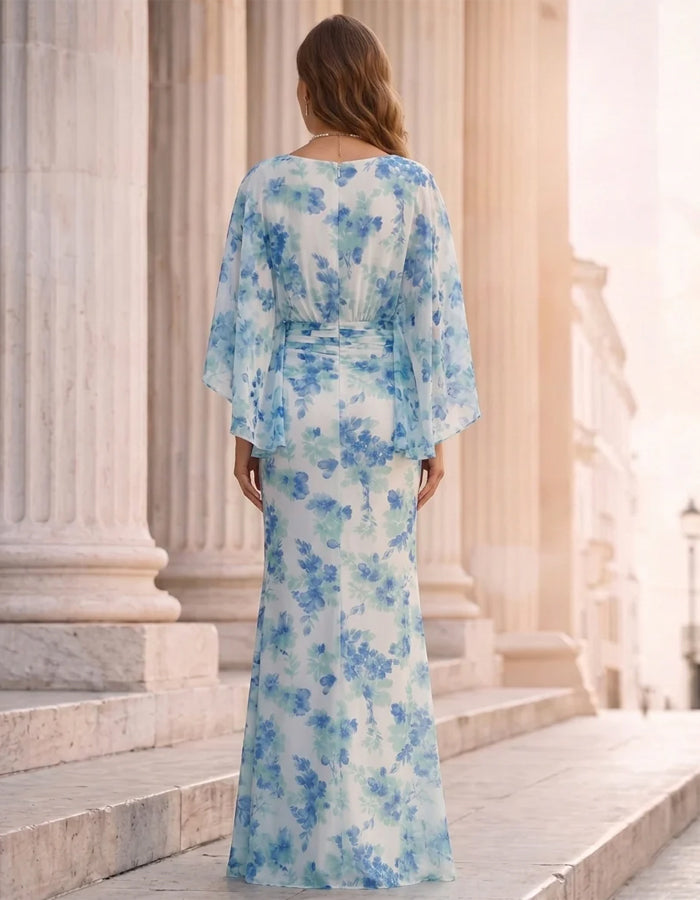 Vit maxiklänning med blått blommönster, rund halsringning och sjalliknande ärmar
