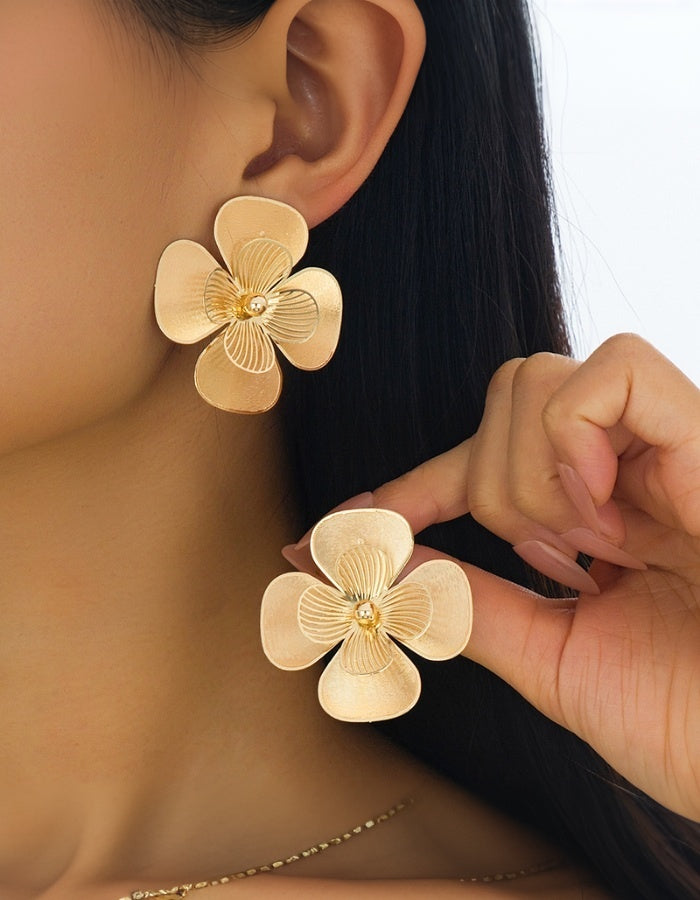 Pendientes de botón grandes con flor llamativa