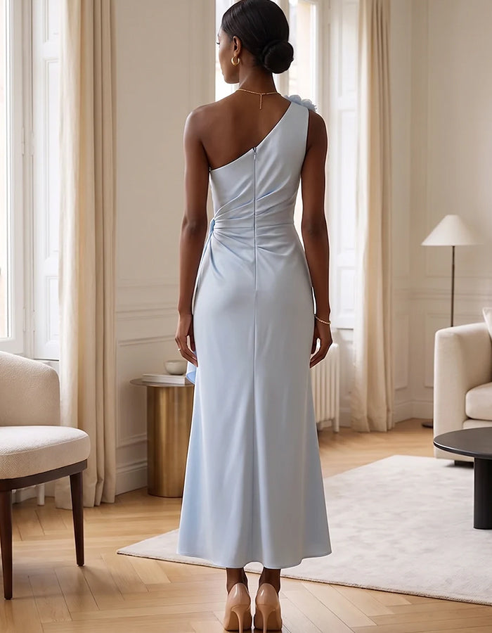 Robe midi bleu clair à une épaule, avec fleur 3D, drapé et torsade