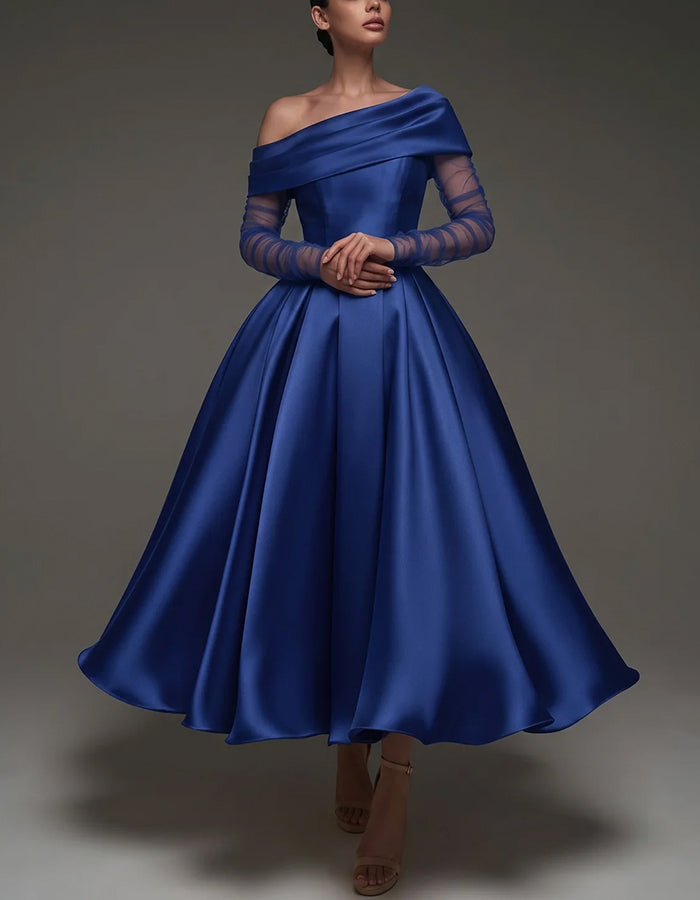 Elegante abito midi svasato in raso, con spalle scoperte e lunghe maniche in mesh.