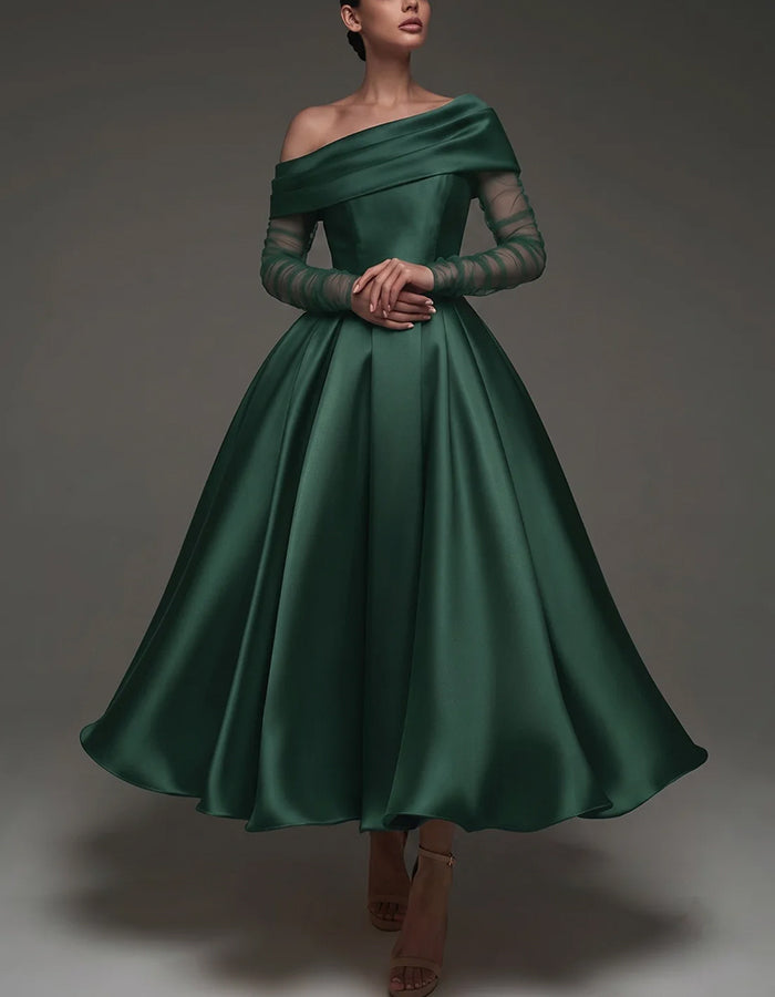 Elegante abito midi svasato in raso, con spalle scoperte e lunghe maniche in mesh.