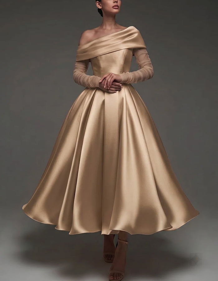 Elegante abito midi svasato in raso, con spalle scoperte e lunghe maniche in mesh.