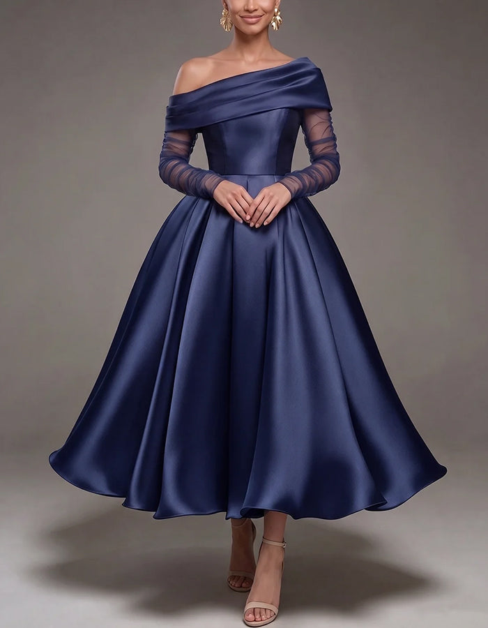 Elegante abito midi svasato in raso, con spalle scoperte e lunghe maniche in mesh.