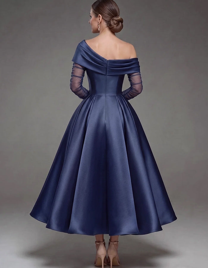Elegante abito midi svasato in raso, con spalle scoperte e lunghe maniche in mesh.
