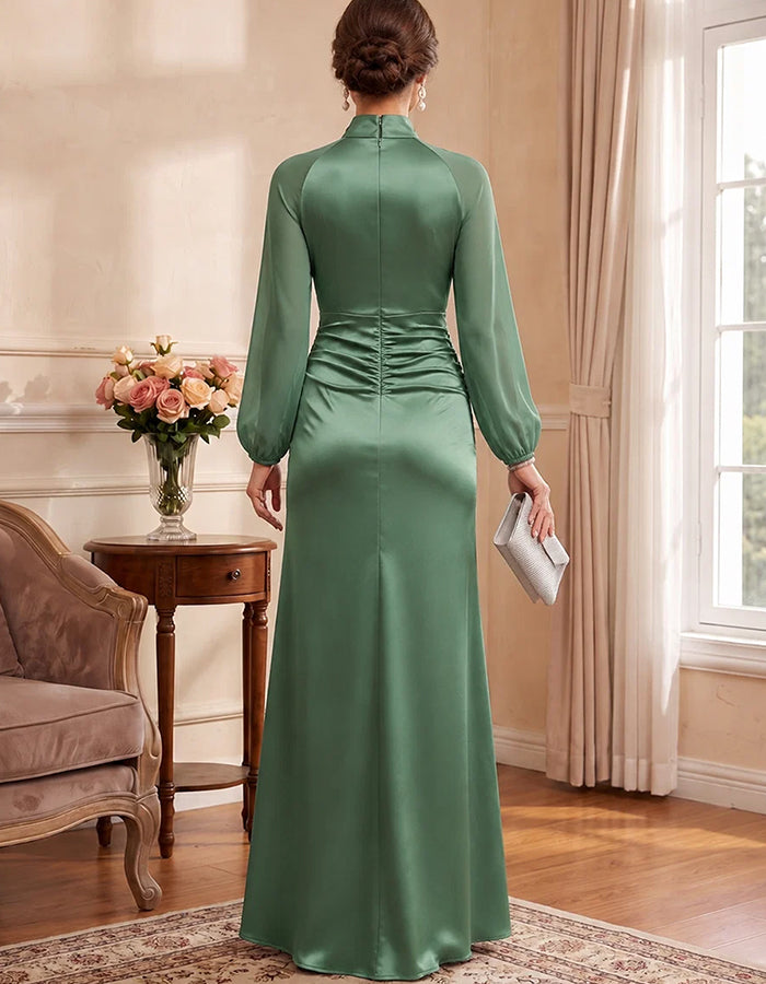 Vestido largo de satén verde salvia, con lazo en el cuello y mangas largas