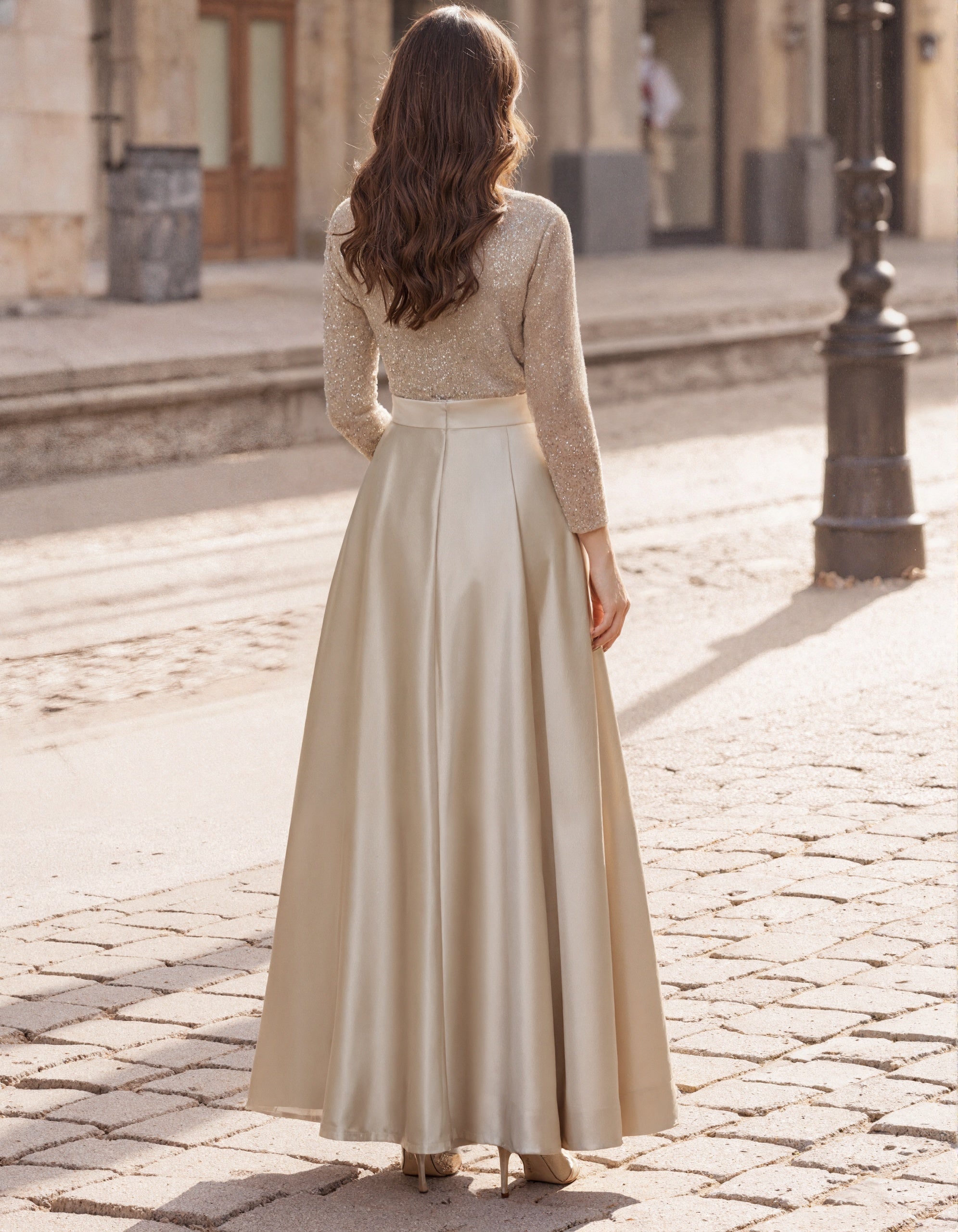 Abito lungo maxi in raso color champagne, con paillettes, scollo a V e maniche lunghe