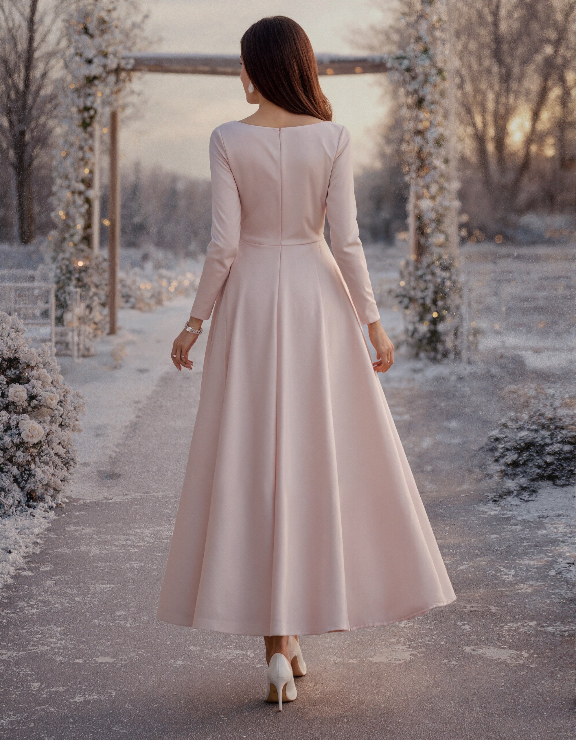 Robe longue en satin rose à encolure bateau et manches longues