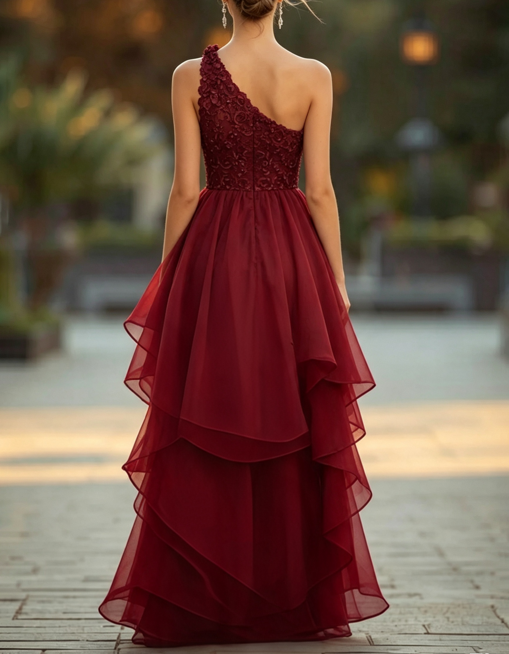 Vestido de noite comprido, de chiffon, linha A, com um ombro, aplicações de renda, camadas e abertura lateral