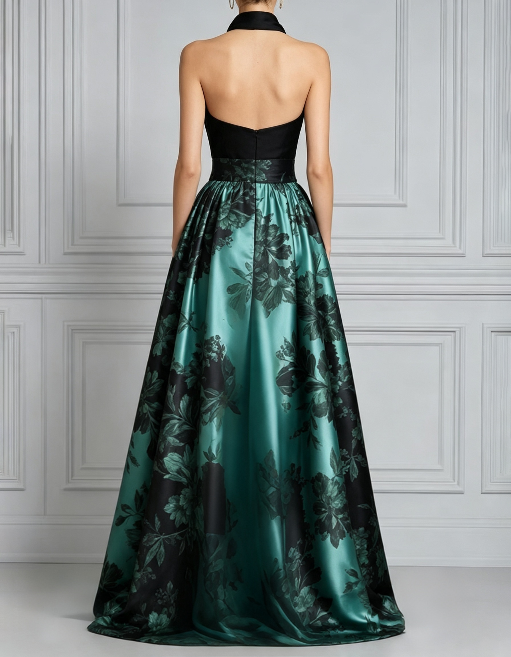 Vestido maxi de noite preto acetinado com estampado floral, decote halter, saia evasé de comprimento assimétrico e abertura frontal