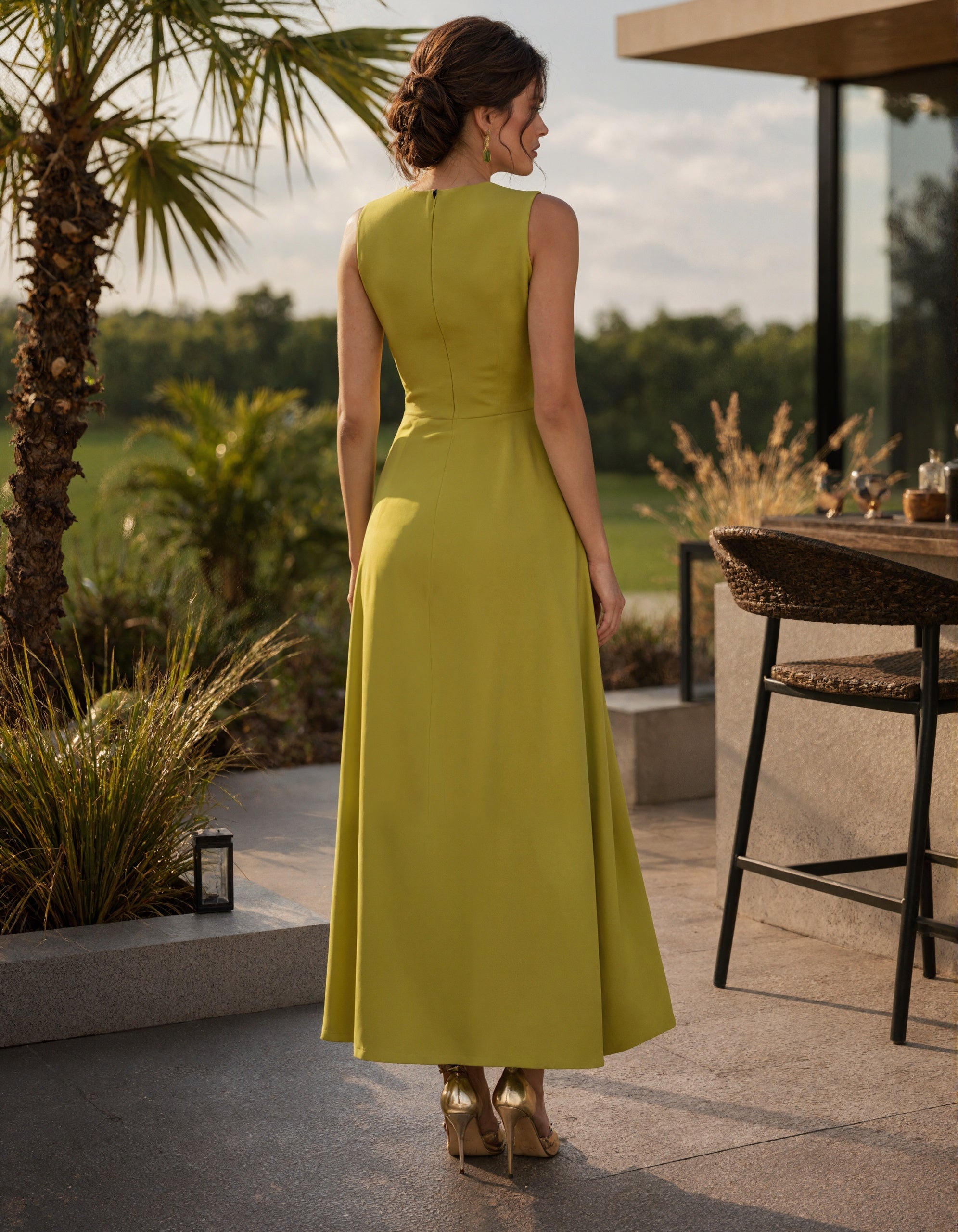 Rochie maxi verde avocado, fără mâneci, cu guler rotund și nod asimetric