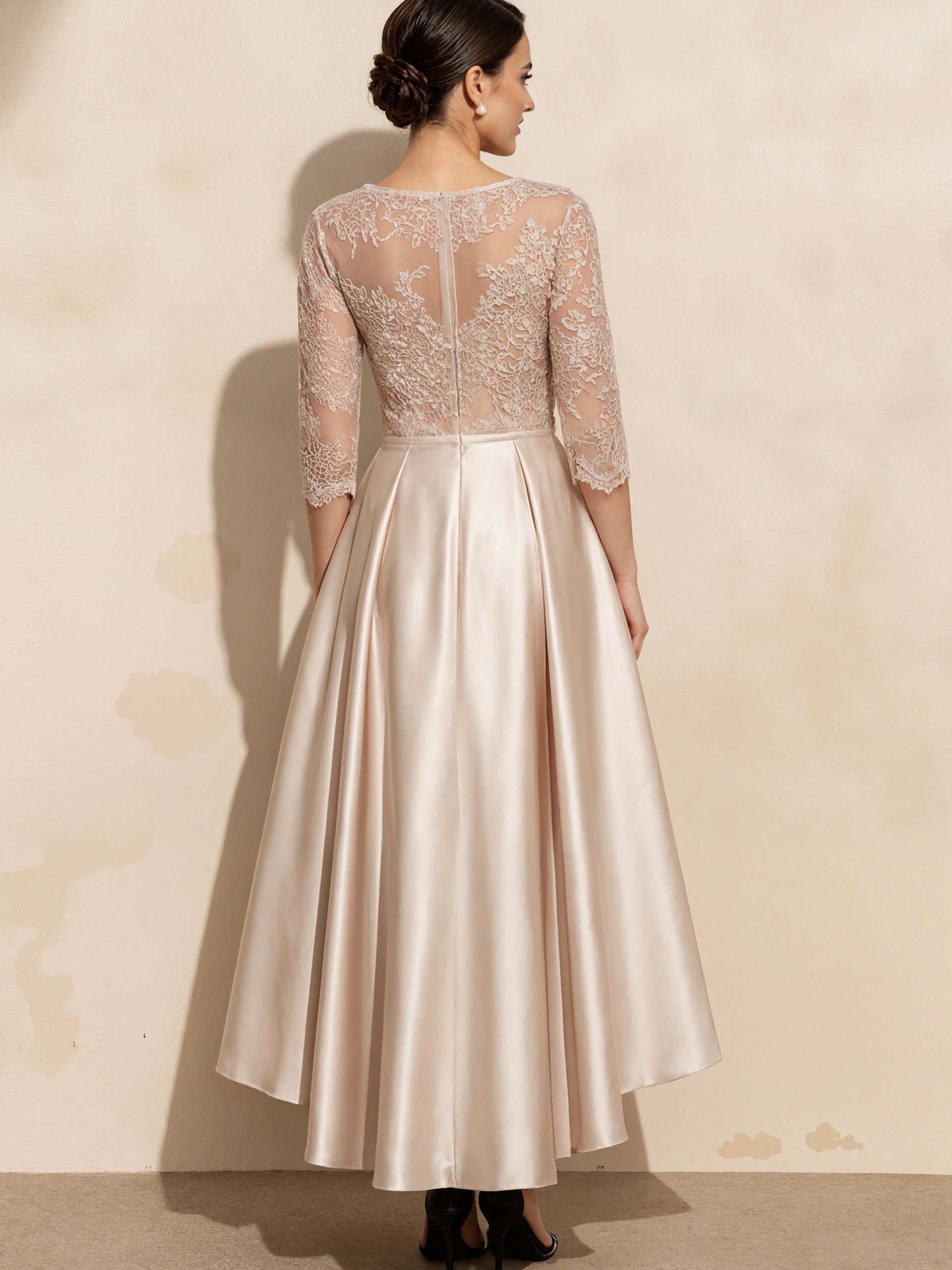 Maxikleid aus Satin mit Spitze, Dreiviertelärmeln und asymmetrischem Saum in Unifarbe