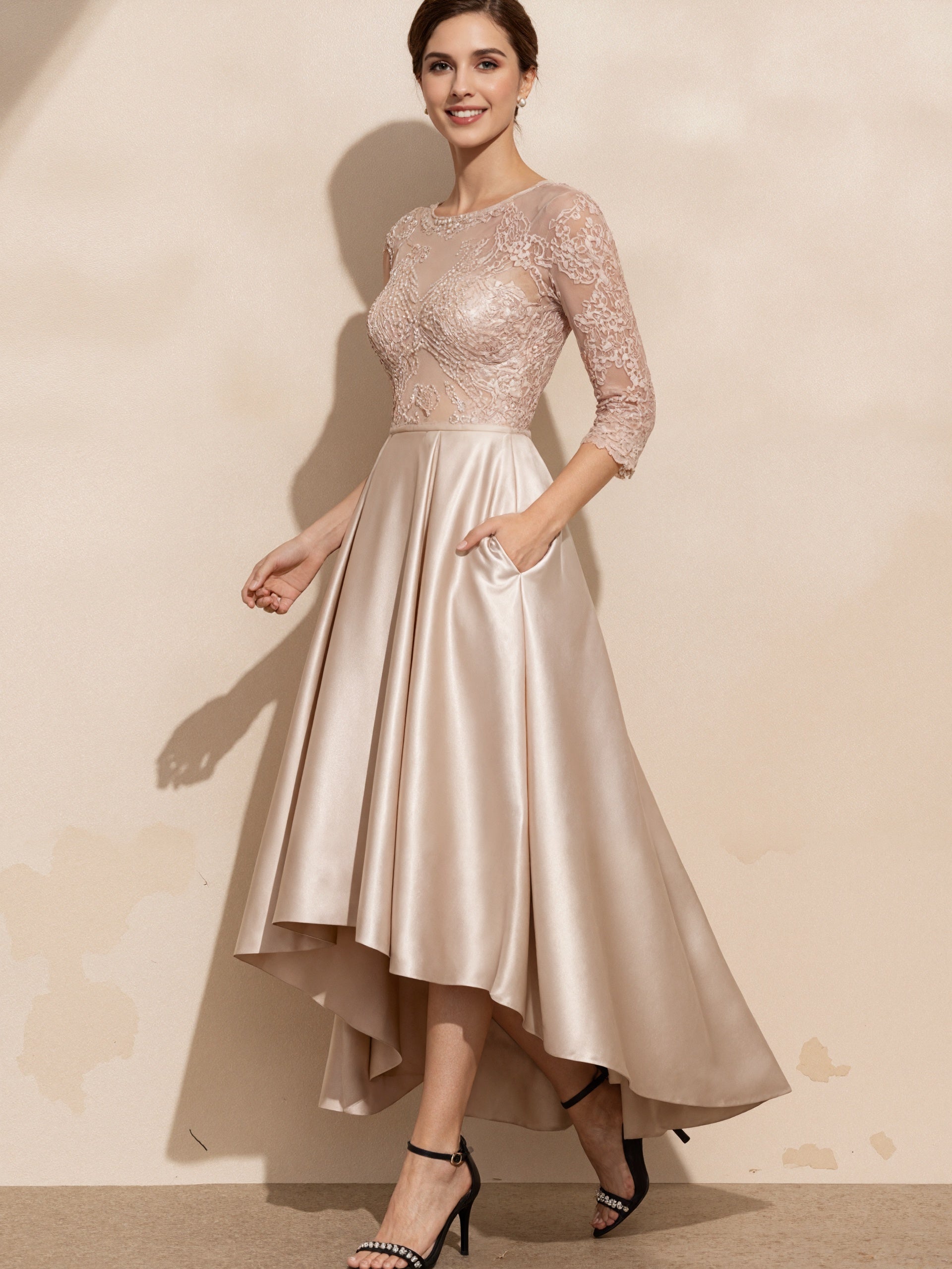 Maxikleid aus Satin mit Spitze, Dreiviertelärmeln und asymmetrischem Saum in Unifarbe