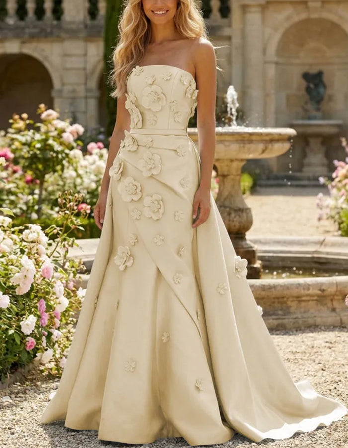 Dromerige strapless satijnen maxijurk met 3D-bloemen