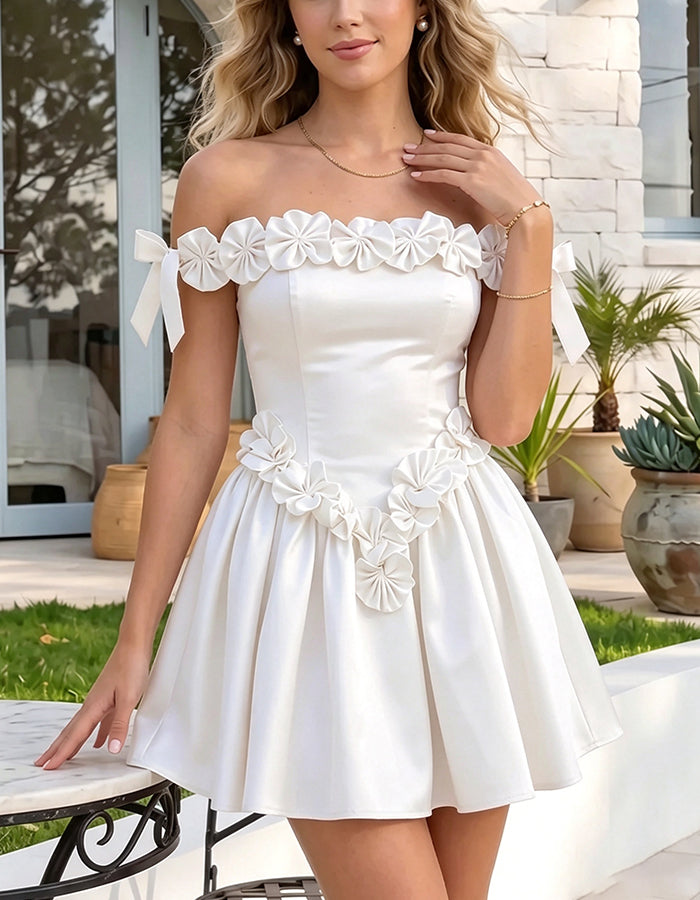 Schulterfreies 3D-Blumen-Satin-Minikleid in A-Linie