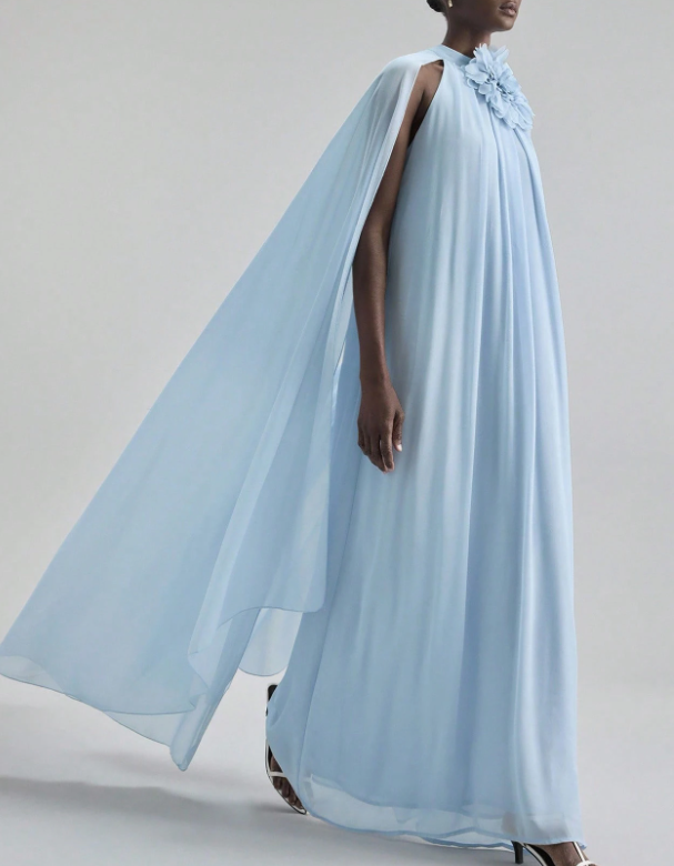 Vestido de noite maxi com decote halter, aplicações florais 3D em chiffon e mangas-capa compridas
