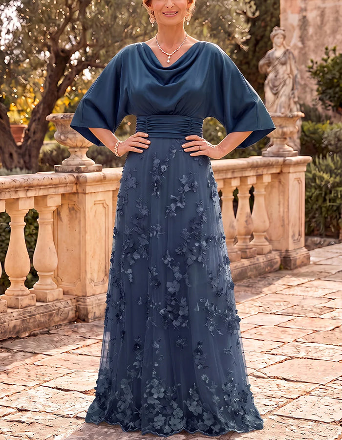 Maxikleid aus staubblauem Satin mit Wasserfallausschnitt, Fledermausärmeln, weiten Ärmeln und 3D-Blütentüll