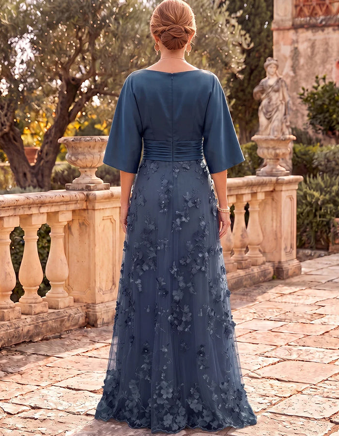 Maxikleid aus staubblauem Satin mit Wasserfallausschnitt, Fledermausärmeln, weiten Ärmeln und 3D-Blütentüll