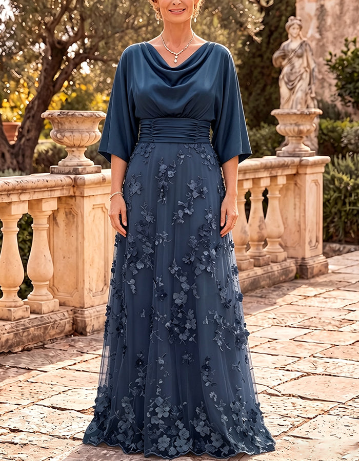 Maxikleid aus staubblauem Satin mit Wasserfallausschnitt, Fledermausärmeln, weiten Ärmeln und 3D-Blütentüll