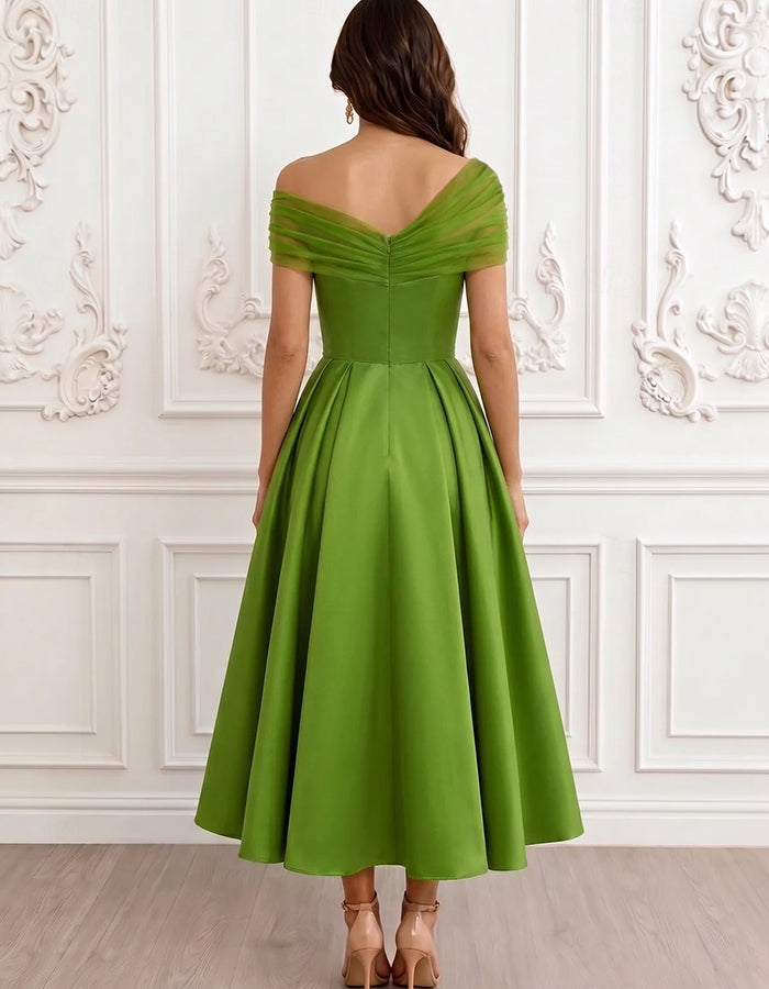 Rochie midi din satin, croială A-line, cu decolteu în V și tul, cu umerii goi