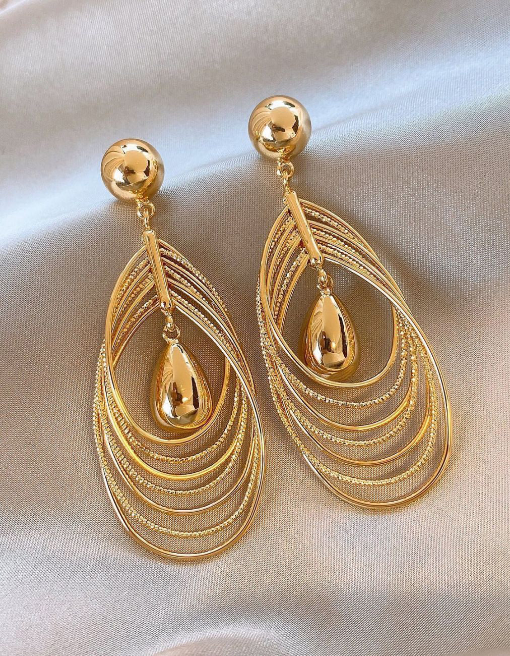 Goudkleurige meerlaagse druppelvormige hangoorbellen voor een avondfeest