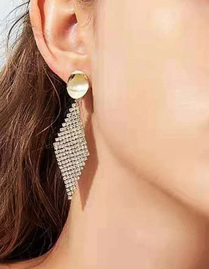 Brincos pendentes dourados com losangos totalmente adornados com strass para festas formais