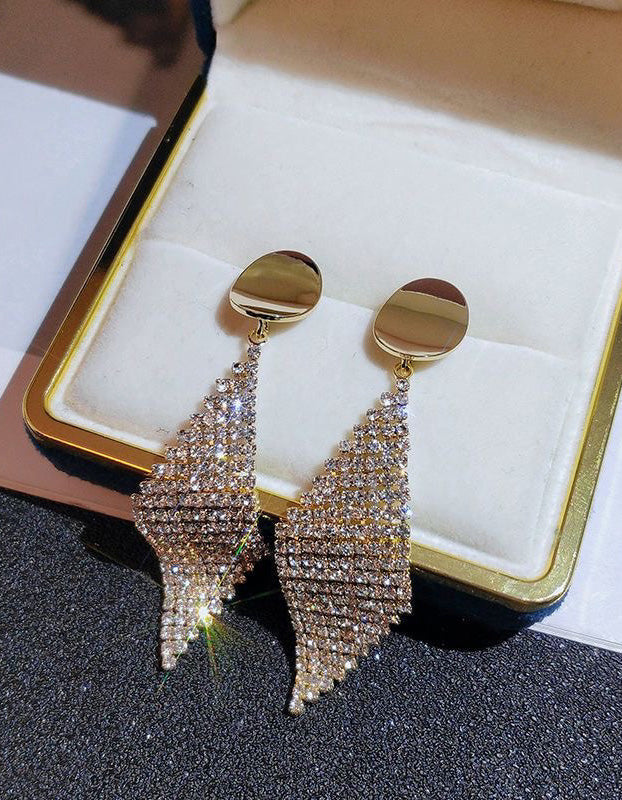 Brincos pendentes dourados com losangos totalmente adornados com strass para festas formais