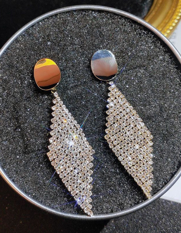 Brincos pendentes dourados com losangos totalmente adornados com strass para festas formais