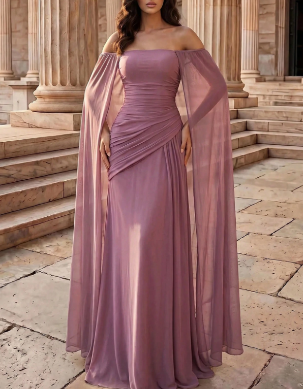 Vestido maxi lavanda de chiffon, com decote de ombros descobertos, mangas compridas tipo capa e corte em linha A
