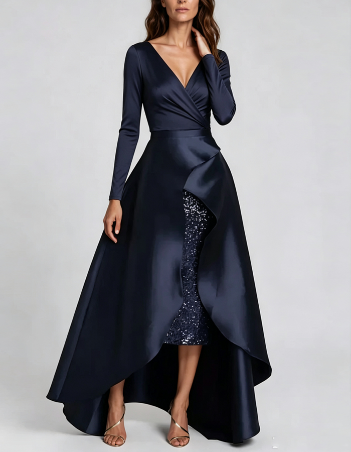 Abito maxi a portafoglio blu navy intenso, con scollo a V, maniche lunghe e orlo asimmetrico.