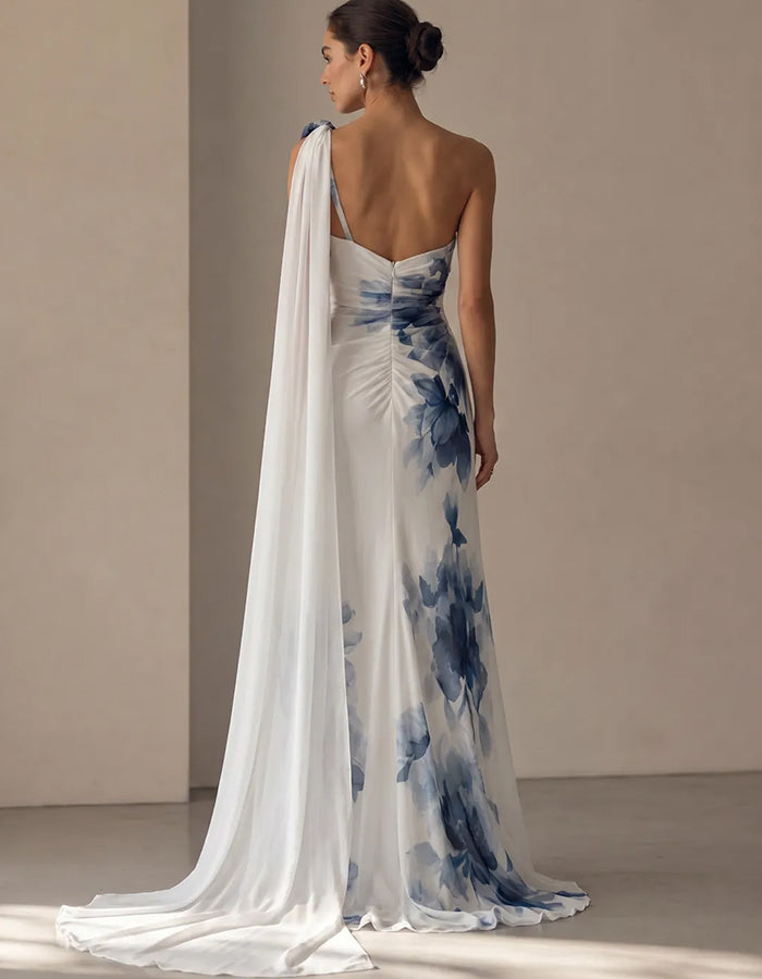 Abito maxi in chiffon blu floreale, monospalla, con spallino annodato e spacco alto